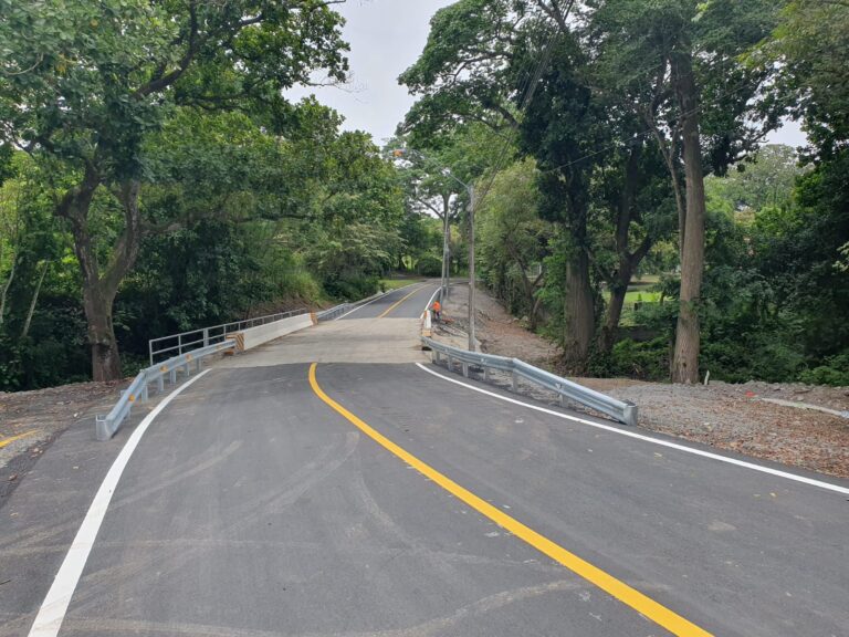 Instalación de Barandas metálicas en proyecto Rehabilitación de la Vía a Cabuya, Distrito de Chame, Provincia de Pma. Oeste