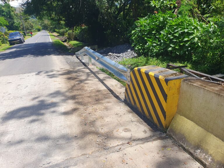 Instalación de Barandas metálicas Proyecto Rehabilitación de Calles de El Valle de Antón